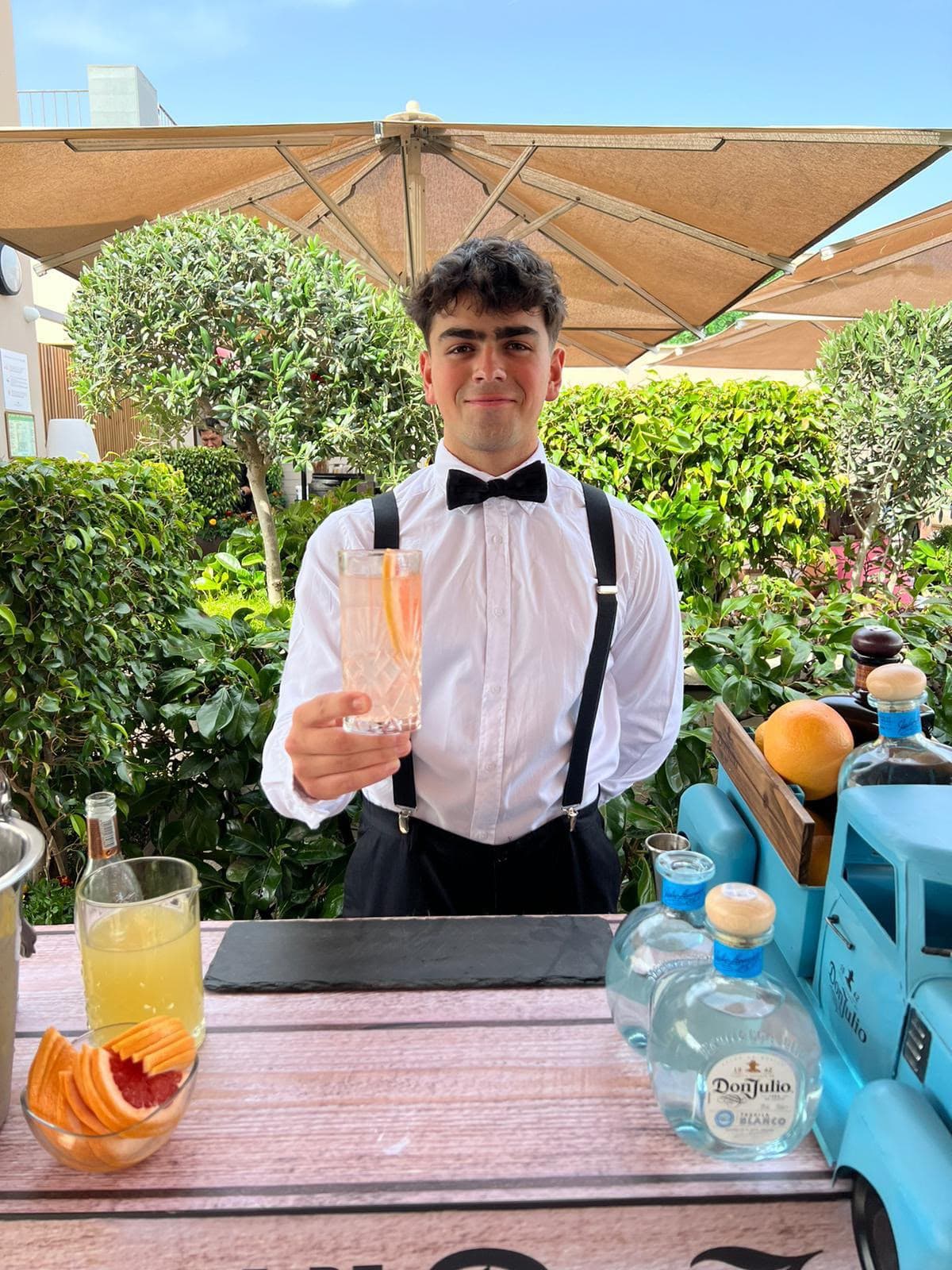 Linus Vall serving a signature cocktail at a premium event bar